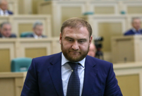 Senator Rauf Araşukov parlamentin iclasında həbs olundu 