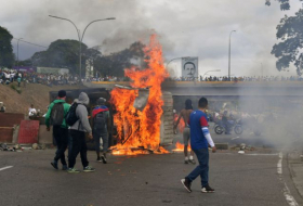 Maduroya qarşı etirazlar səngimir:  Qumbaralardan istifadə edildi  