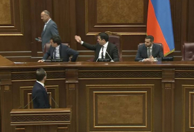    Hərbi cani Ohanyanla Simonyan parlamentdə dava etdi    - VİDEO      