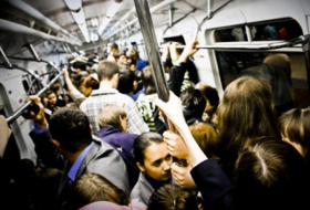Metroda problem - Sərnişinlər qatardan boşaldıldı