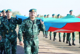 Elçin Quliyev 2000 hərbçi ilə 2 km uzunluqda olan bayrağı daşıdı - FOTOLAR