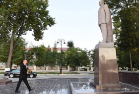 Prezident İsmayıllıda Ulu Öndərin abidəsini ziyarət edib