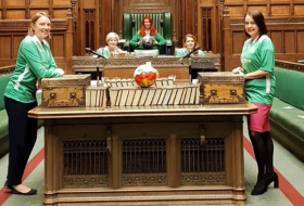 Parlamentdə futbol oynayan deputatlara töhmət verildi -  VİDEO 