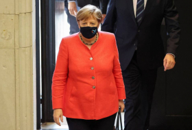 Merkel ilk dəfə maskada göründü