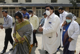 Hindistanda bir gündə mindən çox adam virusdan ölüb
