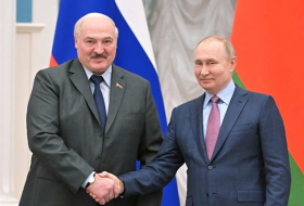    Lukaşenko Putinə ad günündə traktor hədiyyə etdi    