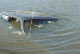 “Mercedes” su kanalına aşıb, sürücü ölüb