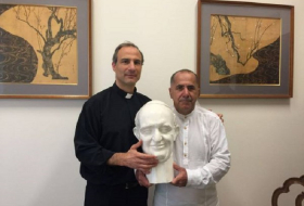 Azərbaycanlı heykəltəraş Papanın portretini hazırladı