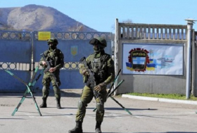 Ukraynalı hərbçilər Krımı silahsız tərk edirlər